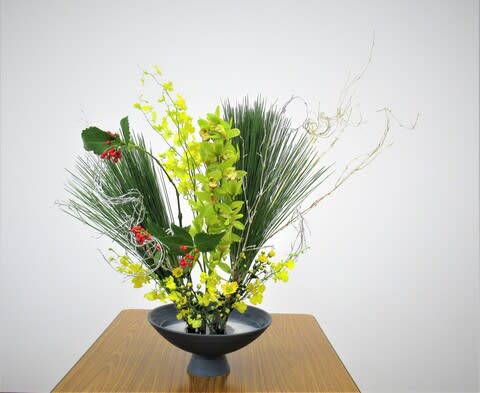 正月花 大王松とシンピジュウムの自由花 池坊 花のあけちゃんブログ明田眞子 花 の力は素晴らしい 広島で４０年 池坊いけばな教室 熱心な方々と楽しく生けてます