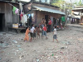 スラム街レポート１ ゴミだらけの通りから カンボジアだより シーライツ