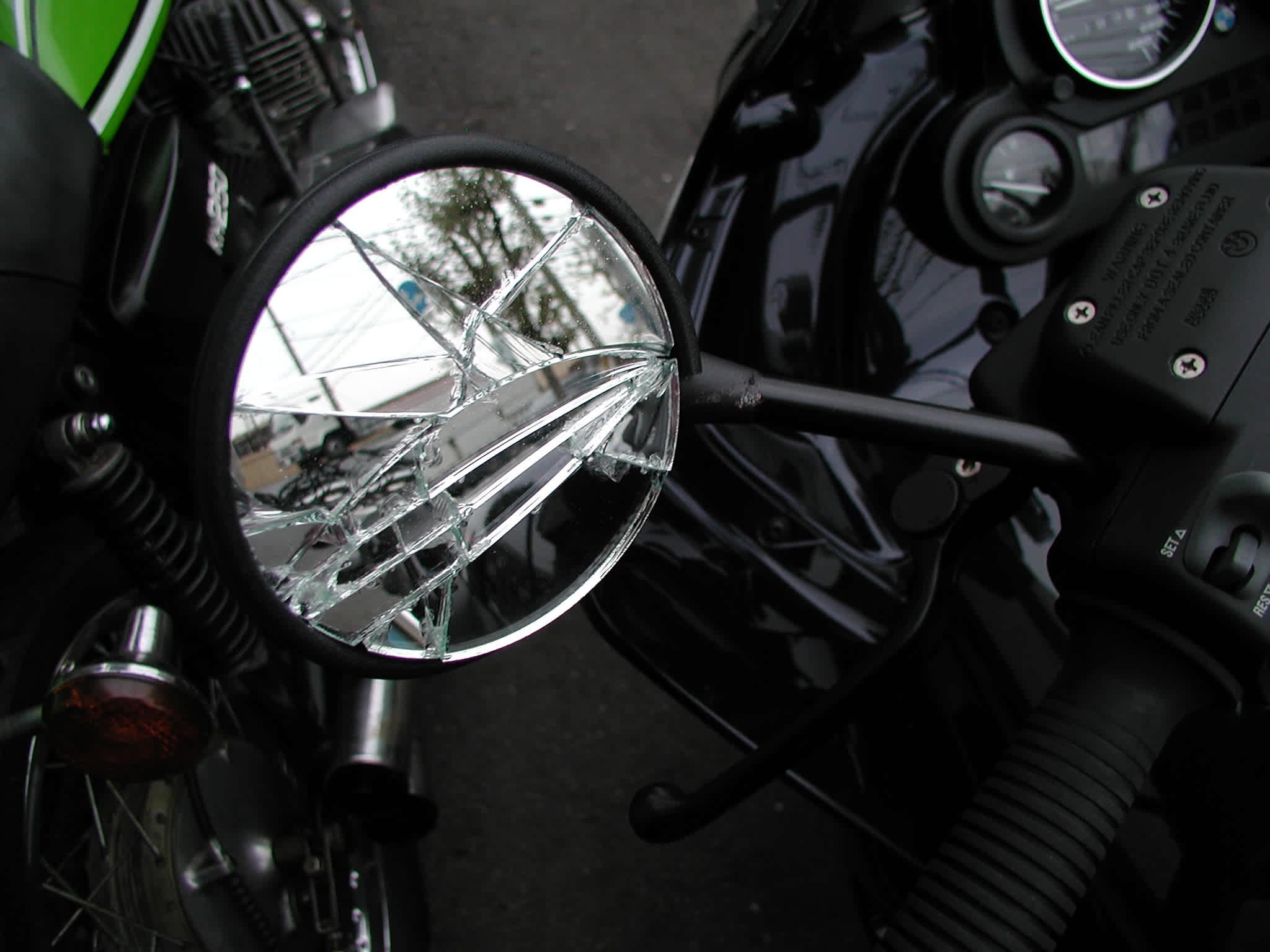 割れたミラー 東京ライダー 割れたミラー 東京ライダー