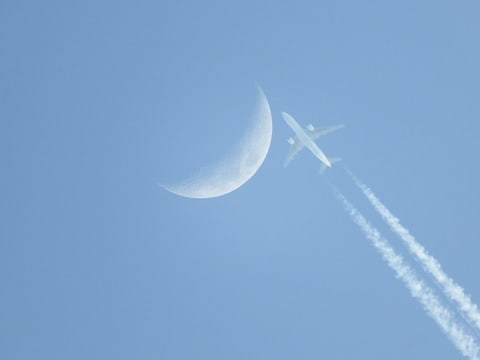 夕方の月と飛行機雲 黎明の日々の光景