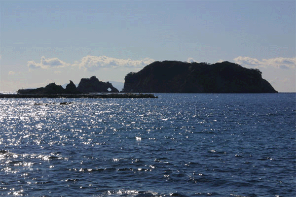  向こうに見えますのは、伊豆大島ですよ。 