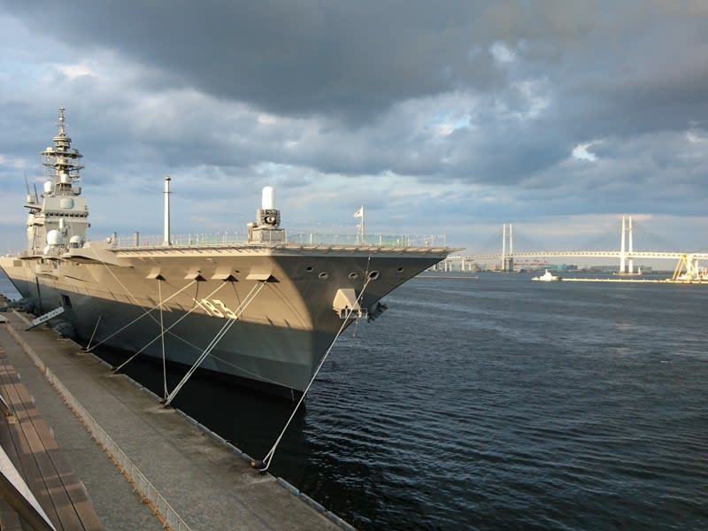 大桟橋に停泊する護衛艦 いずも 横浜港 かながわ いーとこ