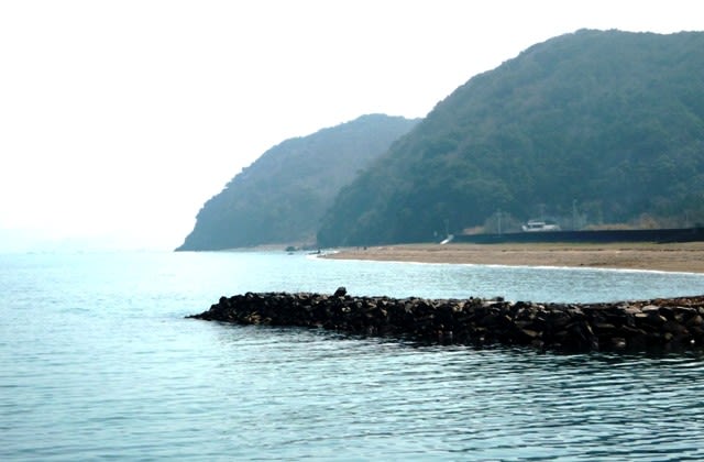 江海岸の突堤から眺めた 「神前岬」（ 2022年3月25日に撮影 ）