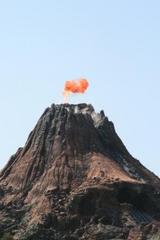 噴火したプロメテウス火山に遭遇 プチママはミッキー好き