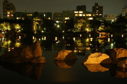 gardn018.jpg: 徳川園の龍仙湖と背後のマンション