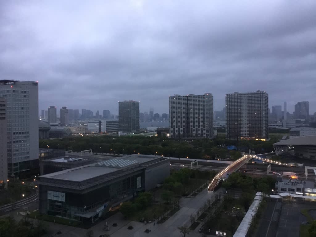 雨の東京です ゆりかもめに吹き付ける雨 東京駅へ着くと小降り 止んでる 今の東京 福ちゃんの散歩道 Iphone Proで遊ぶ