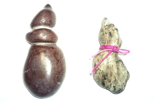 紫雲石（ 左側 ～ 上下幅約９cm ）と 珪質岩（ 右側 ）を加工した 「瓢箪石」