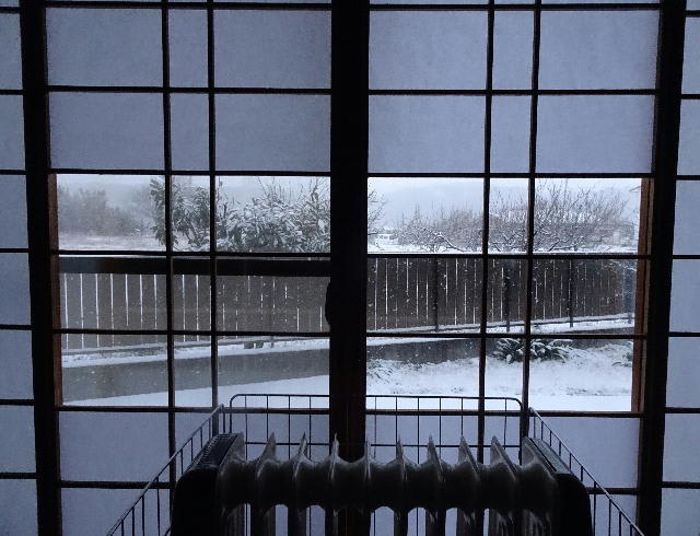 なんちゃって ゞ雪見障子 うれしい効果に満足 ๑ ლ ๑ 私の心に春よ来い 共に生き 共に生かされ 日々感謝 心と体のカウンセリングルーム 春よ来い