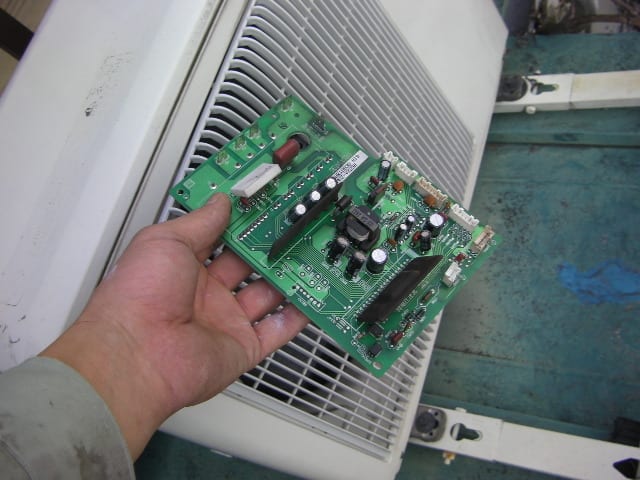 三菱エアコン霧ヶ峰 室外機インバーター基盤の交換修理 栄電気のココロ