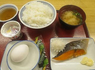 理想の和朝食は ご飯 味噌汁 焼き魚 納豆 生卵 海苔 Butataroの岡山グルメ紀行