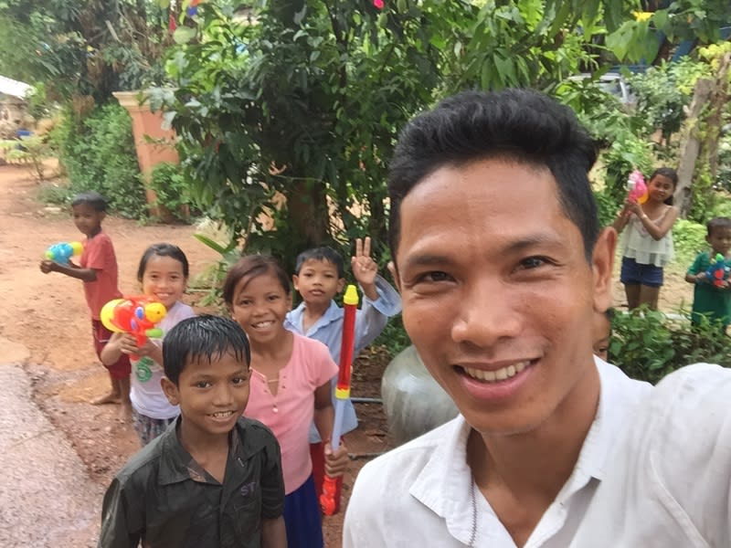 カンボジアのお正月 車チャーターアートと子供達と 遊ぶ カンボジア車チャーターと日本語ガイド