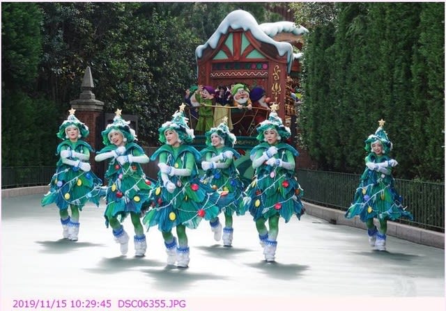 クリスマスツリーコスチュームのダンサー ディズニー クリスマス ストーリーズ19 都内散歩 散歩と写真