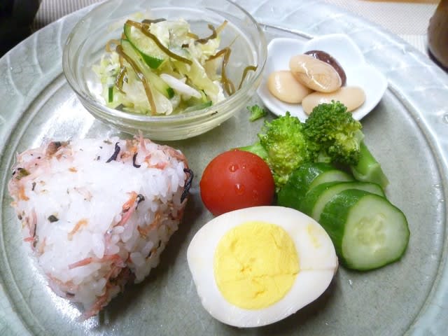 梅ちりめんおにぎり キャベツの塩昆布和え 煮卵で朝ごはん 昨日の子ども食堂お弁当 スローフードの朝ご飯 日々雑感