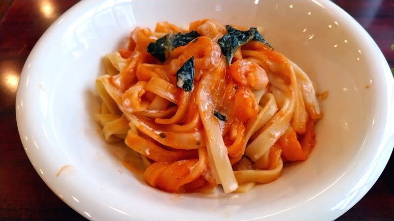 樹根巣:エビトマトのクリームパスタ
