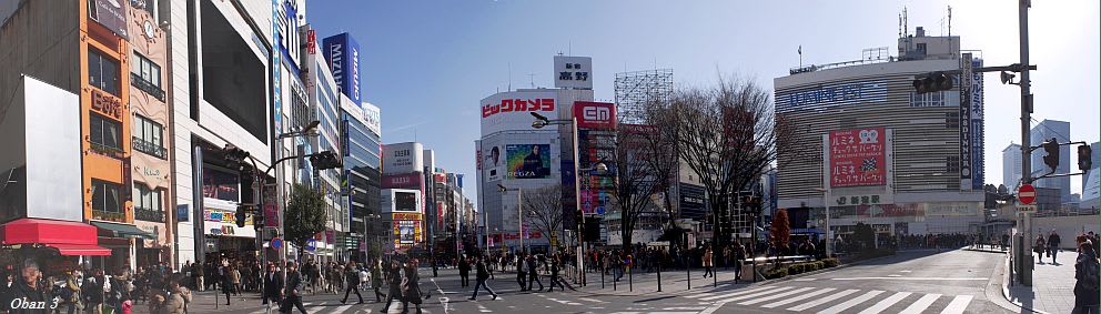 新宿駅東口アルタ前のパノラマ 迷レンズ探訪