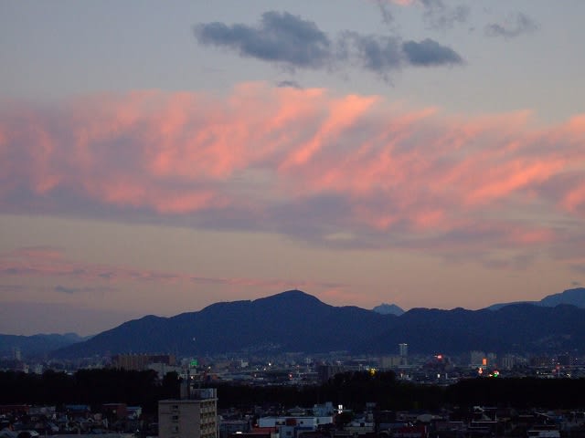 藻岩山 夕陽に染まる雲 - 屯田物語