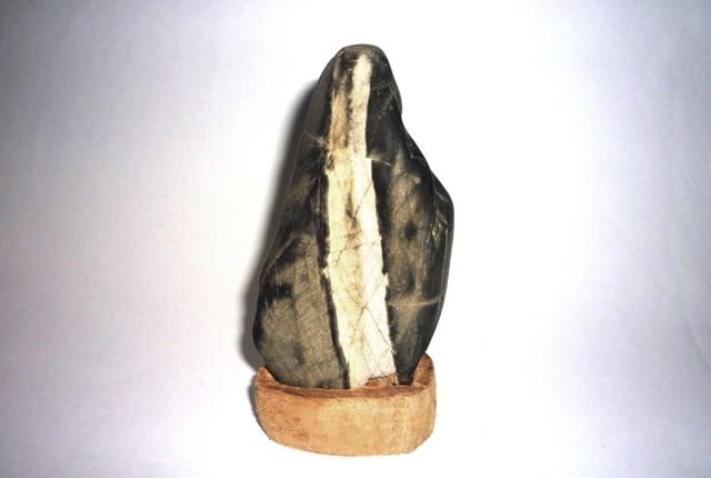 タスキ状を呈する「稲妻模様」の漂礫の紋様石 ～ 高さ約12cm