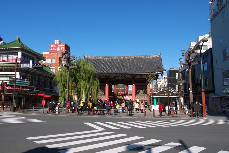 真冬の浅草寺 雷門から仲見世を通り 本堂まで 緑には 東京しかない