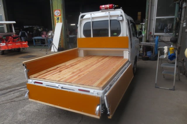 ダイハツ ハイゼットジャンボ 荷台 木板張り付け作業 あなたの町のクルマ屋さんの独り言 ダイハツ ハイゼットジャンボ 荷台 木板張り付け作業 あなたの町のクルマ屋さんの独り言