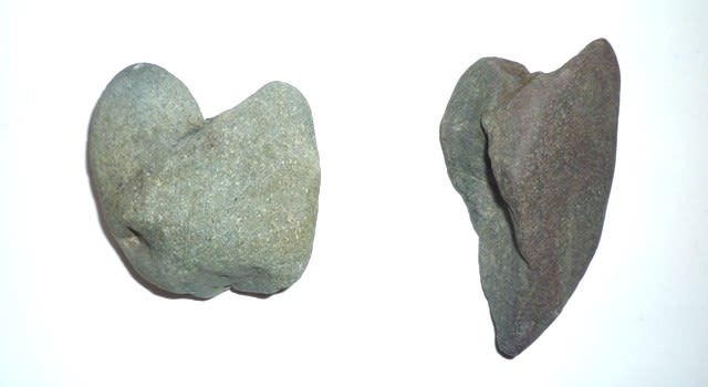 「神足石」の出来かけの小礫（右）と、形成後に破断し下半の欠損したハート形の小礫（左）