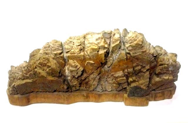 藤川産の大型の鎧石系珪質岩の 「山水景石」（ 岩山形の遠山石 ）