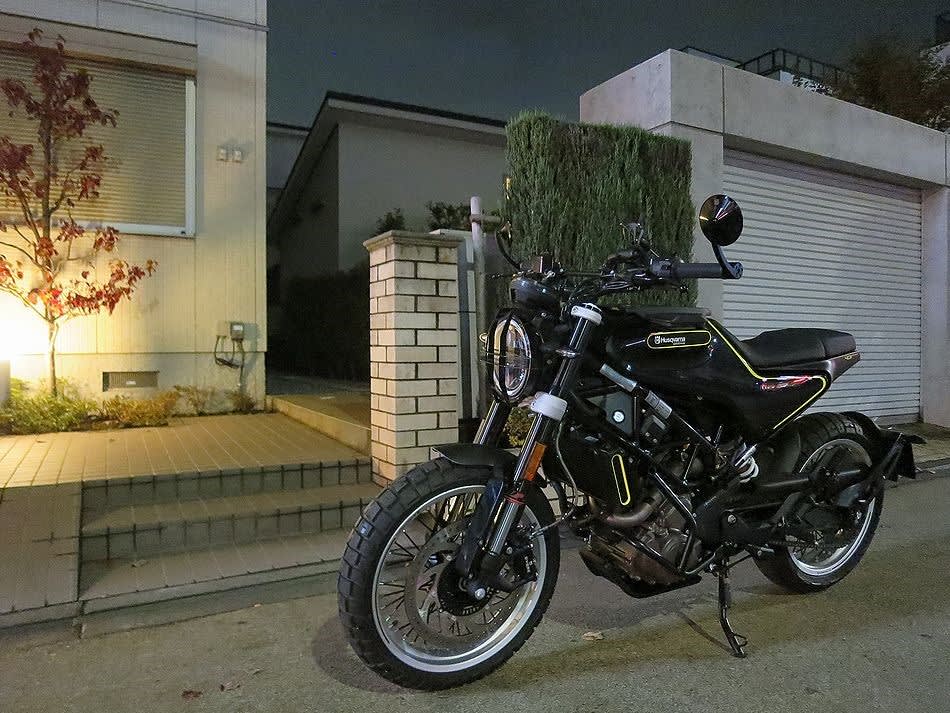 Husqvarna SVARTPILEN 401 の振動対策バーエンドミラーです