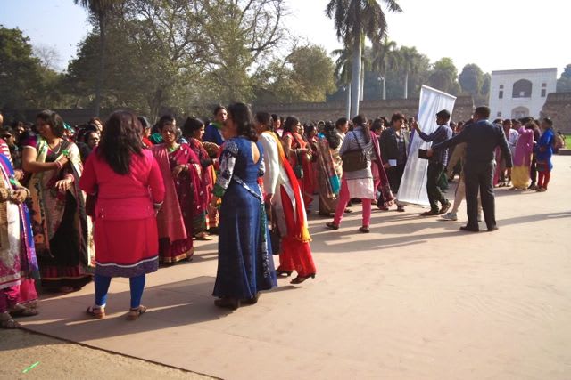 インド女性の服はカラフル あられの日記
