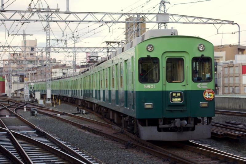 京阪5000系(旧塗色車)「40周年記念ヘッドマーク付き」