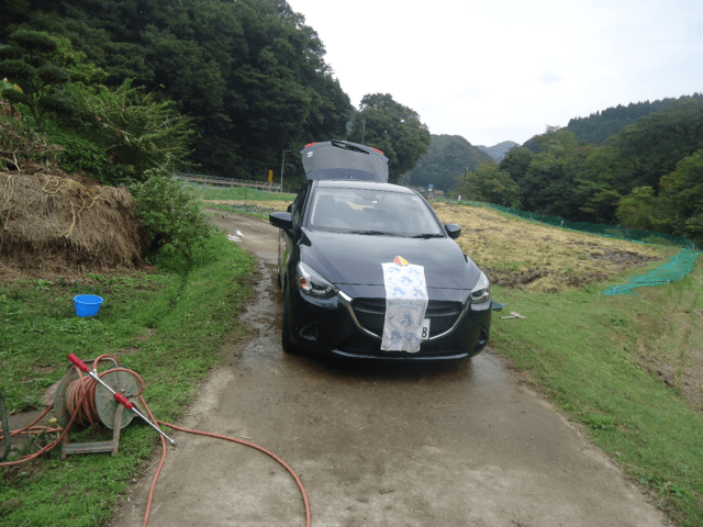 濃紺色の車 村の水車番