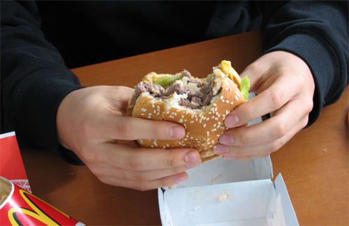 メガマックを食べている
