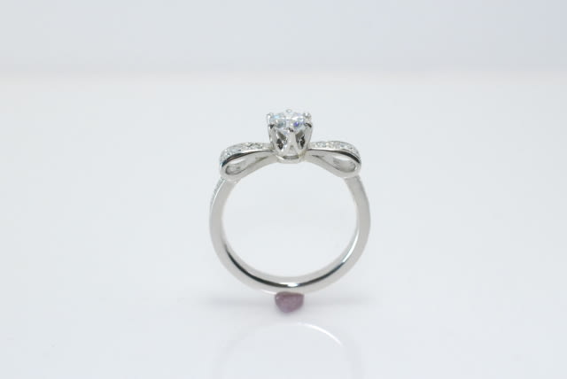 プラチナ リボンモチーフダイヤモンドエンゲージリング - 札幌の結婚指輪（マリッジリング）婚約指輪（エンゲージリング）オーダー、リフォームの