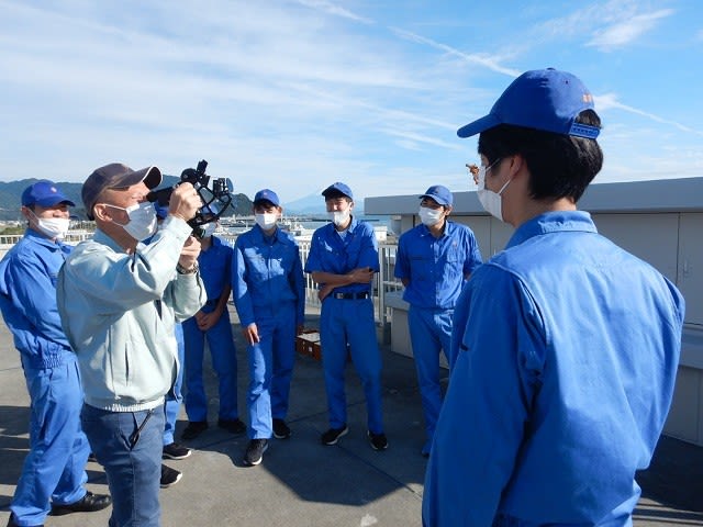 六分儀の実習 - 静岡県立漁業高等学園は、創立50年。一流の漁師になる