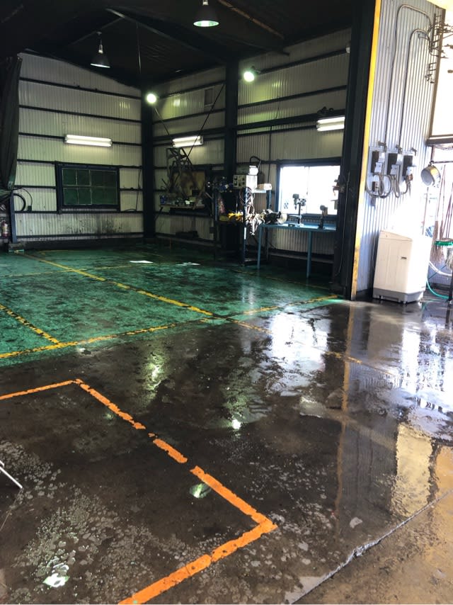 大掃除 工場の床もグランディア色に塗装 整備道具を使ったホワイトボードが綺麗になる汚れの落とし方も公開 フォークリフト中古車 レンタル 新車 修理 安全講習の豆知識ブログ By旭フォークリフト