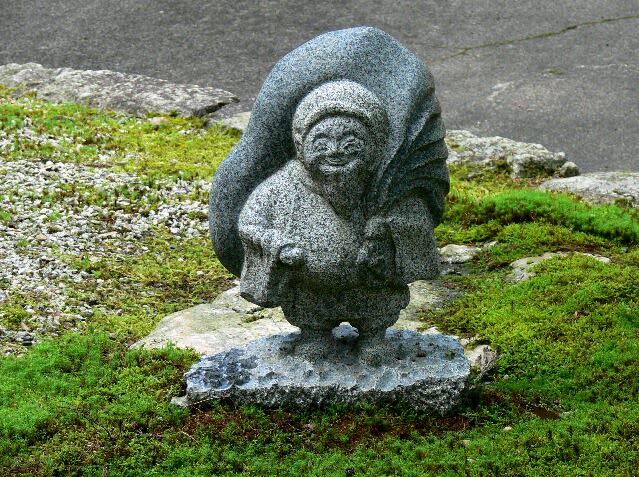 石山寺ー大黒堂の庭に可愛い大黒さんの石像が