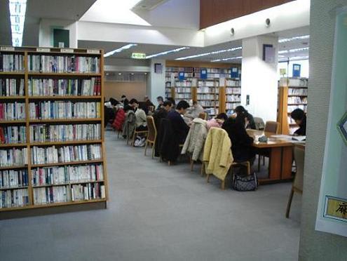 川崎市立麻生図書館の自習室