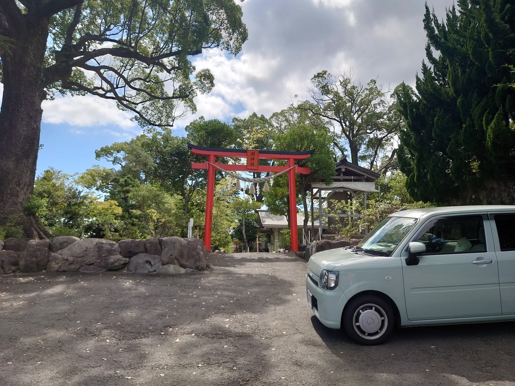 淵神社に置いてあった車
