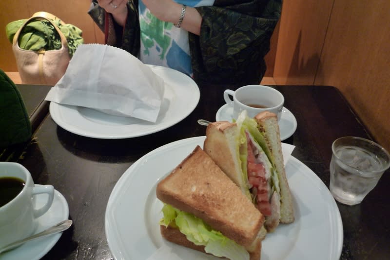 ローストチキンとフレッシュな野菜のクラブサンドイッチ