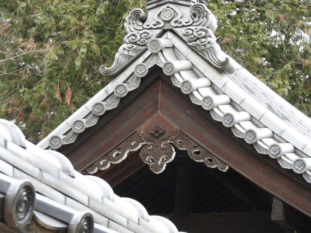 恵林寺開山堂横の門　三花懸魚（みつばなげぎょ）