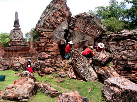 Wat Phra Si Sanphet　修復作業のおばさん達に「こんなの撮ってどうすんの？」とクスクス笑われる