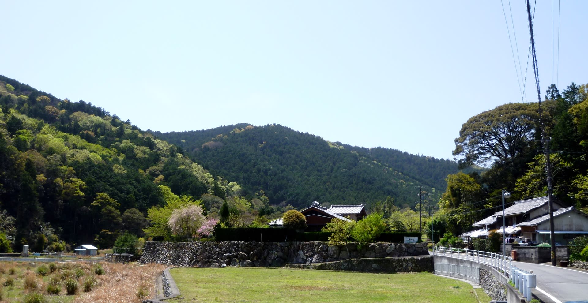 鳥羽市河内町の「河内谷」~ 左手の山に、かつてMn鉱山があった 鳥羽市河内町の「河内谷」~ 左手の山に、かつてMn鉱山があった