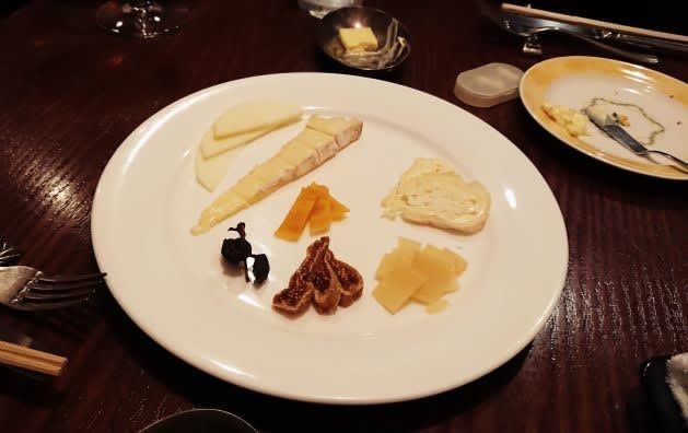 メインの後のチーズってどうしてる これだけは知っておこう 隠れキラリ テーブルマナーde大人磨き女子磨き メインの後のチーズってどうしてる これだけは知っておこう 隠れキラリ テーブルマナーde大人磨き女子磨き