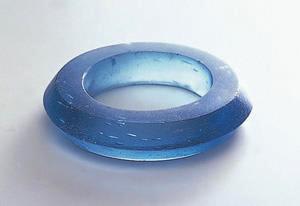 鉄で発色した青いガラスの腕輪 質オザサ店主ブログ