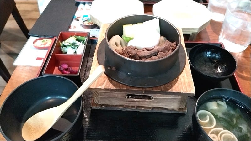 さかえや:国産牛すきと半熟卵御膳