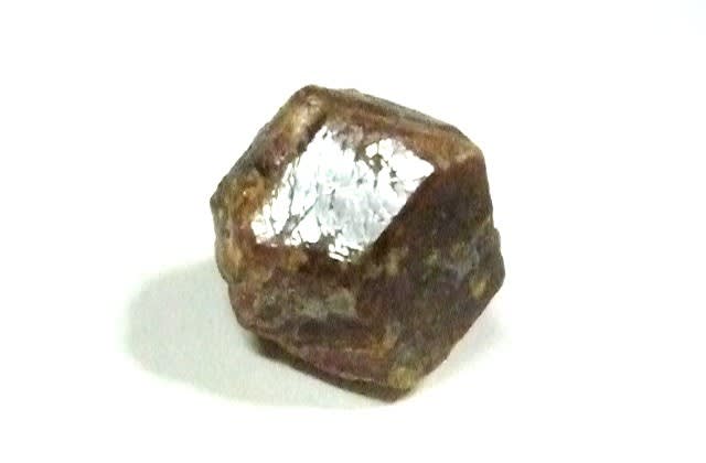 名張市長坂産の 「灰礬石榴石」 ～ 直径約2cm