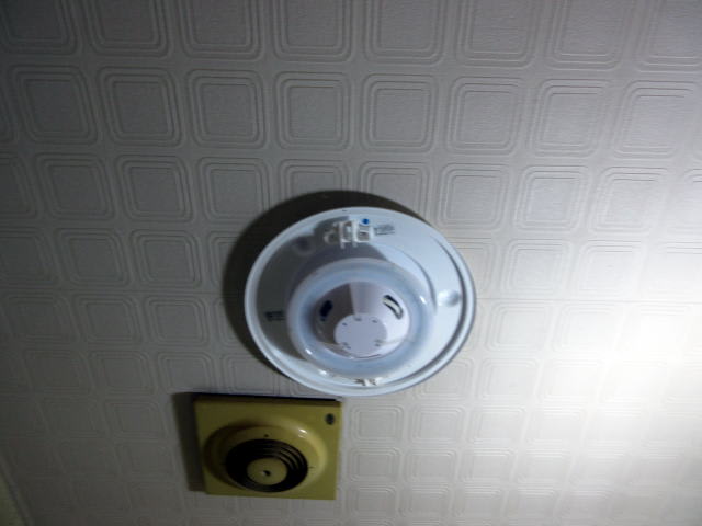 洗面所の照明カバー落下で破損：OL 291089#（LED）交換工事 - 江戸川区 