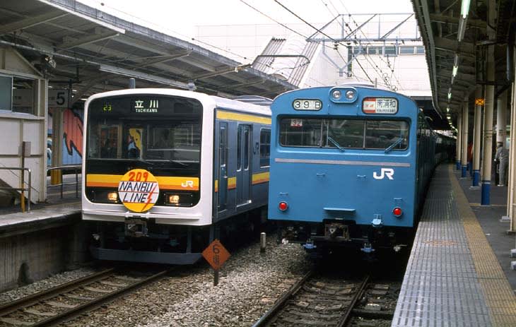 京浜東北線103系と並ぶ南武線9系 Asian Railway Plaza