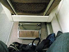 グリーン車座席の様子。窓下の段差とスペースに注目。ここに足を置くとすごく楽。