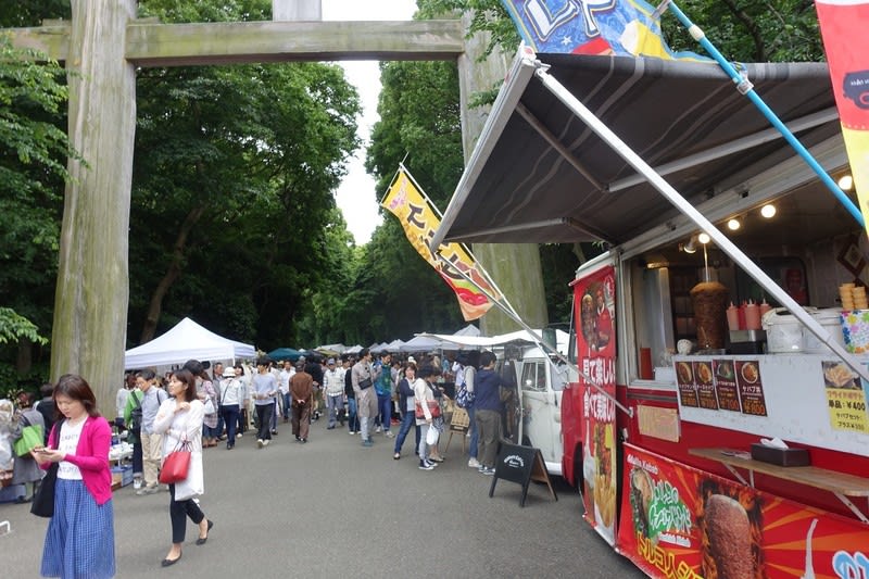 福岡県護国神社 蚤の市のスナップ カメラの稽古