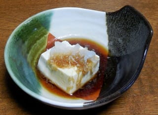 豆腐にポン酢をつけて