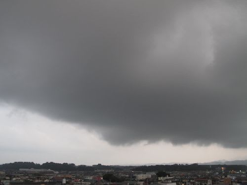 落ちてきそうな黒い雲 風の備忘録